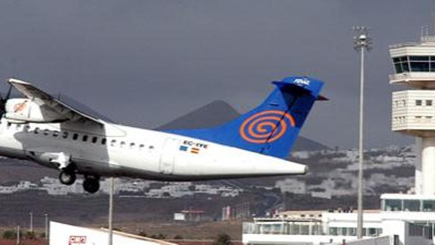 Imagen de archivo del despegue de una avión de Islas Airwyas en el aeropuerto de Guacimeta. i LA PROVINCIA/DLP