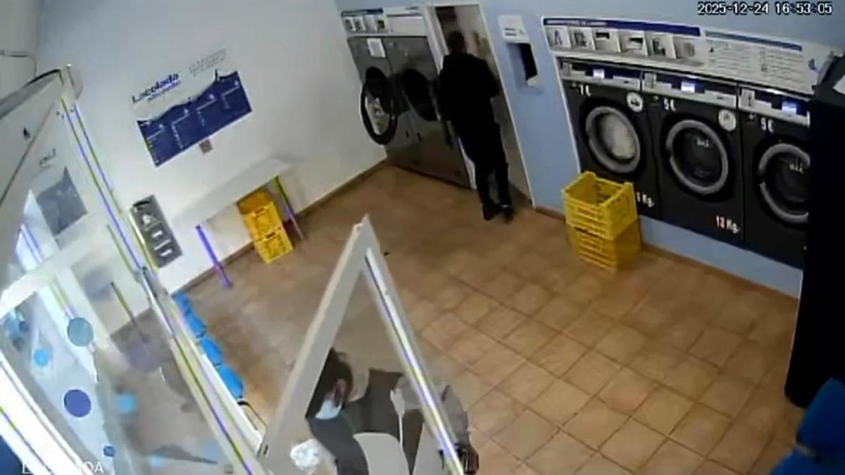 Grabación de uno de los robos en una lavandería de Alicante.