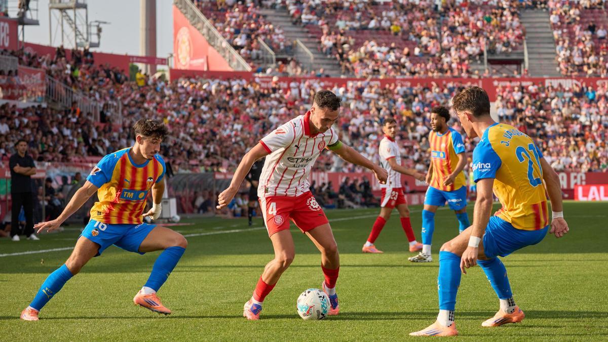 Arnau Martínez, entre Diego López i Jesús Vázquez, en el partit contra el València (2-1)
