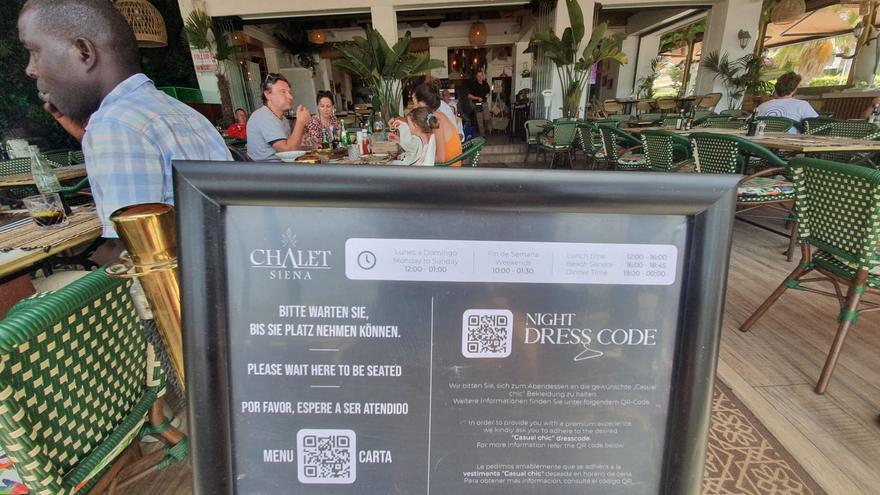 Once restaurantes de la Playa de Palma imponen un código de vestimenta para atajar el turismo de borrachera