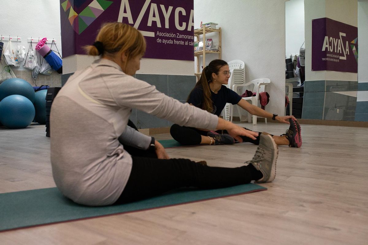 Clase de ejercicio terapéutico oncológico en Azayca