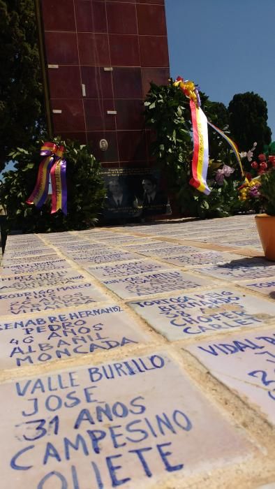 Homenaje a los fusilados del franquismo en el cementerio de Paterna