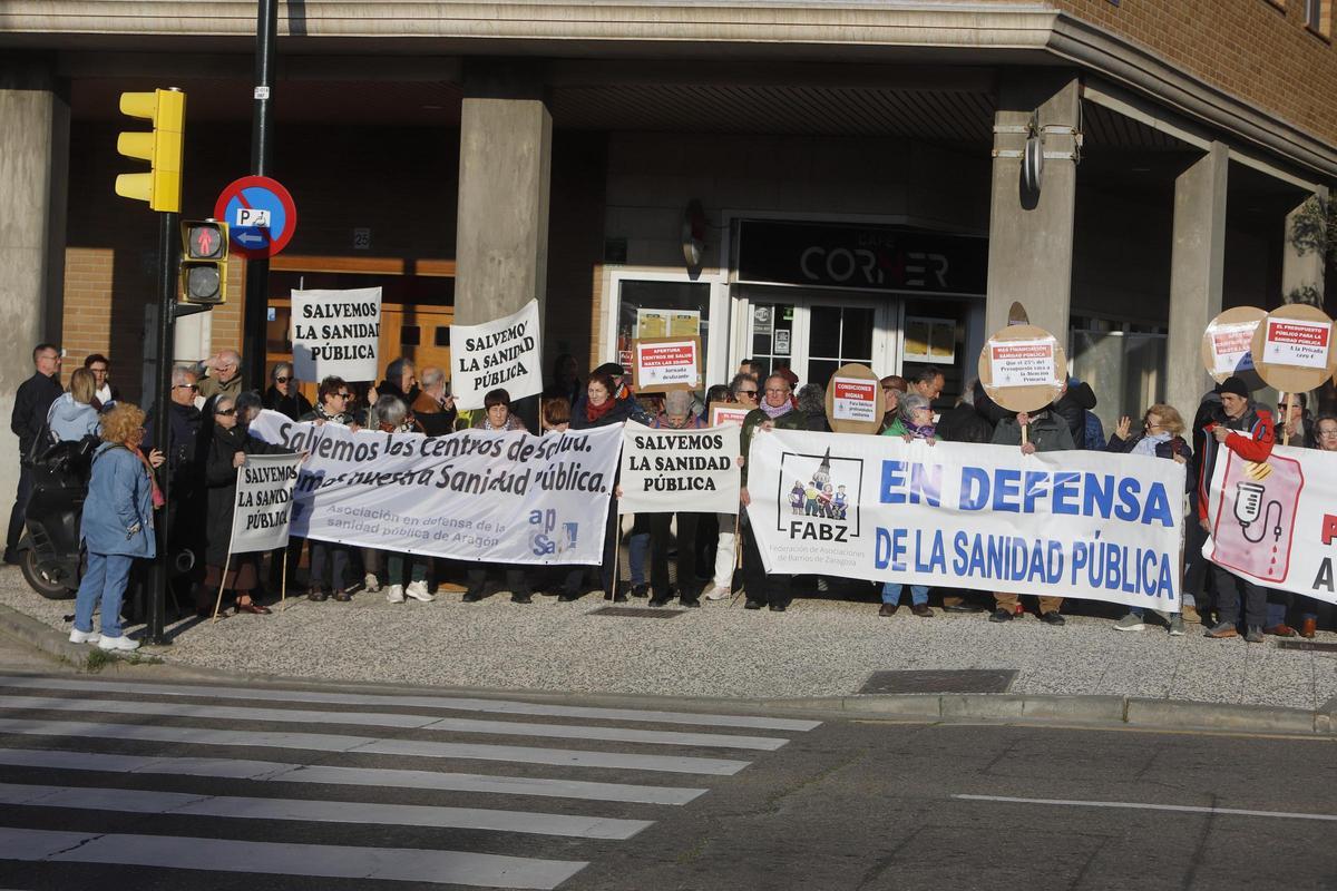 EN IMÁGENES | Protesta de la FAB en la Aljafería por la reforma de la atención primaria EN IMÁGENES | Protesta de la FAB en la Aljafería por la reforma de la atención primaria