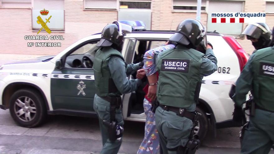 Detención de los miembros de la banda por los agentes de la Guardia Civil