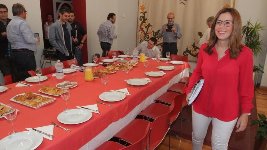 La alcaldesa Ana Belén Castejón, momentos antes del desayuno.