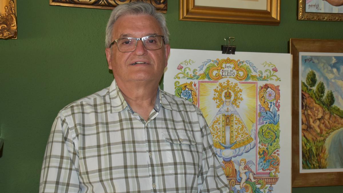 Alejandro Peiró en su casa junto a un cuadro de la Virgen de Lidón pintado por él
