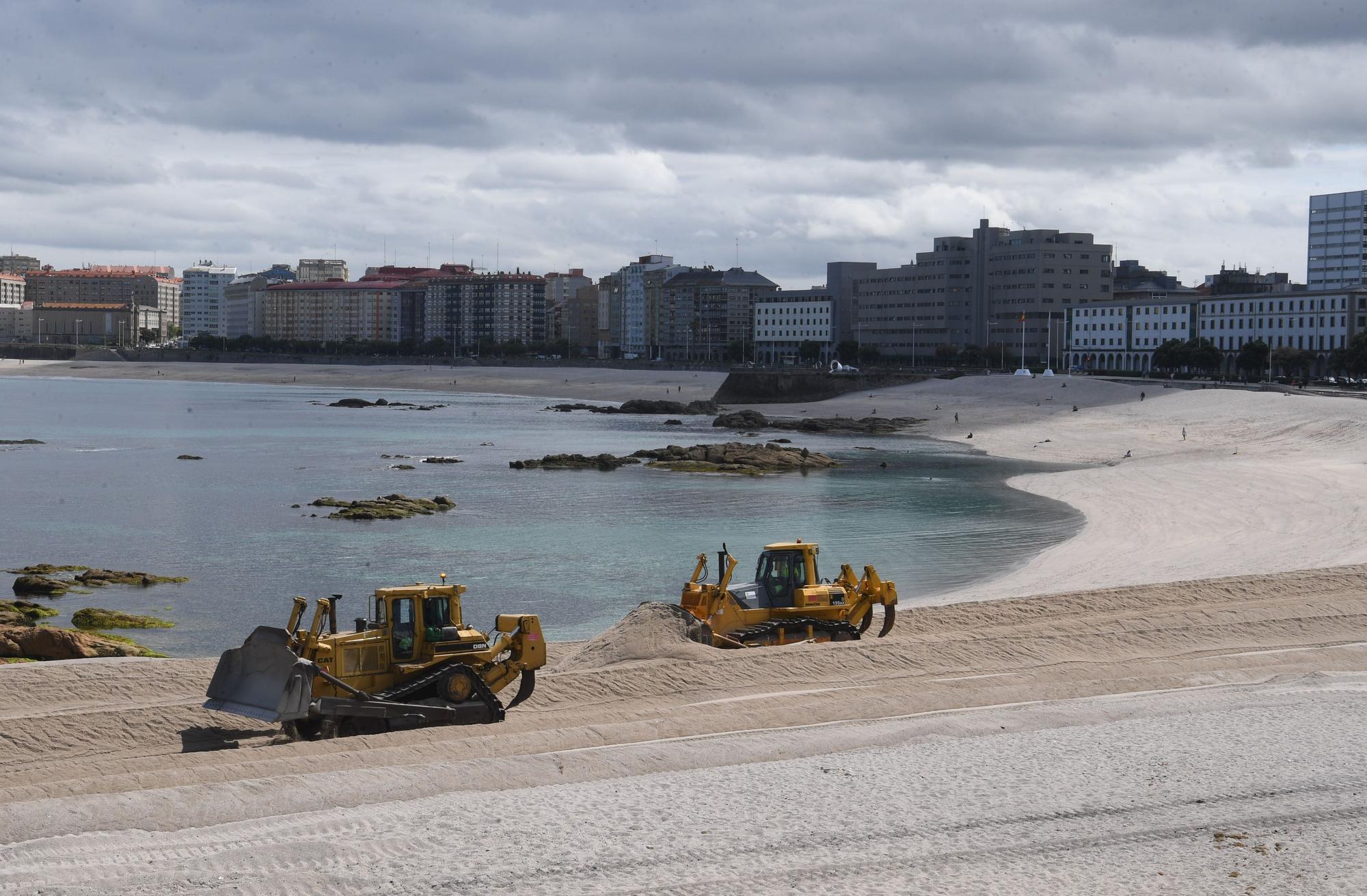 Comienza la retirada de la duna que protege la playa de Riazor