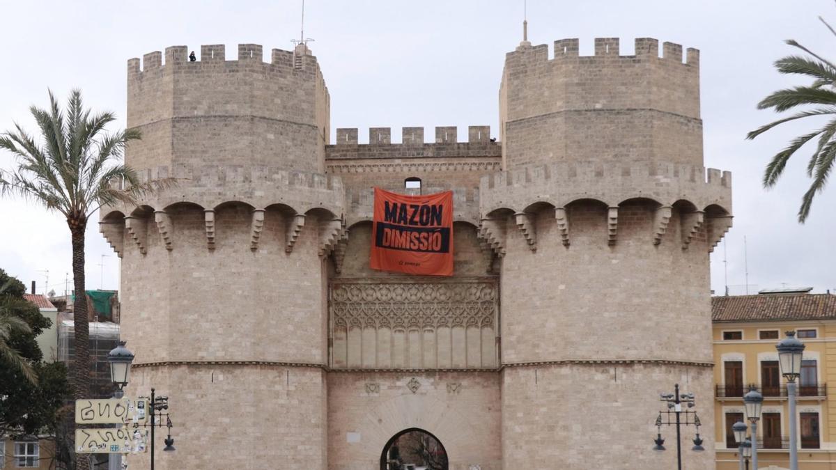 Compromís cuelga una pancarta desde las Torres de Serranos pidiendo la dimisión de Mazón