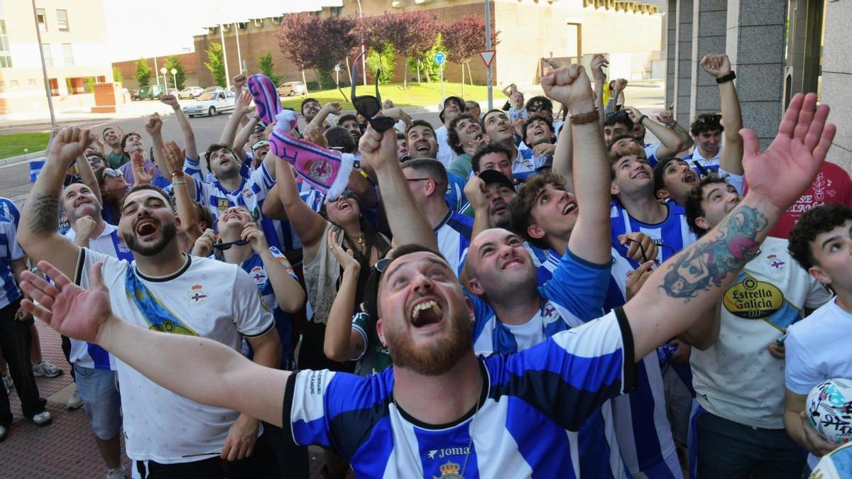 Así aclamó la afición al Deportivo tras su llegada al hotel de Valladolid