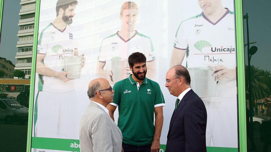 El presidente del Unicaja, Eduardo García, junto a Dani Díez y el director territorial de Unicaja Banco en Málaga, José Manuel Alba, en la presentación de la campaña &#039;Unicaja es tu color&#039; en la sucursal de la calle Cuarteles.