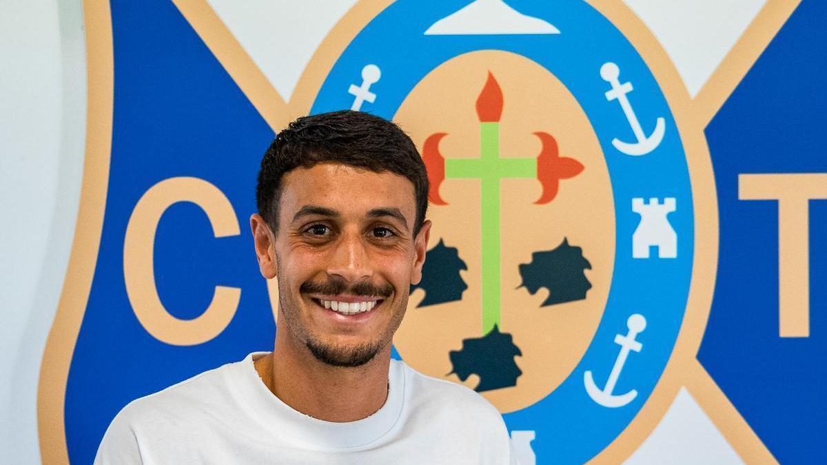David Rodríguez, con su bono del CD Tenerife.