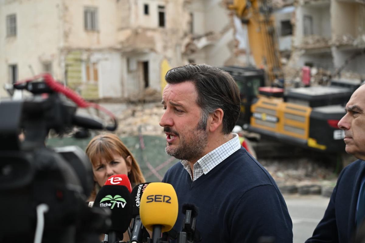 El alcalde de Elche, Pablo Ruz, durante su visita a las obras de demolición en San Antón.