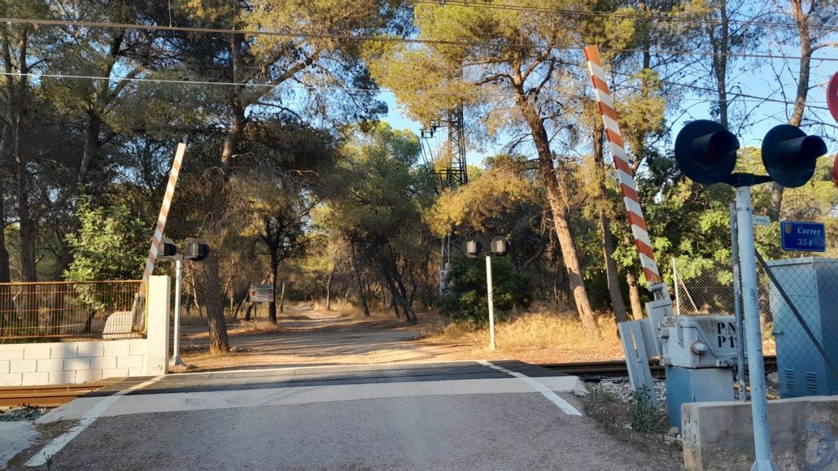 Paso a nivel de entrada al bosque la Vallesa.