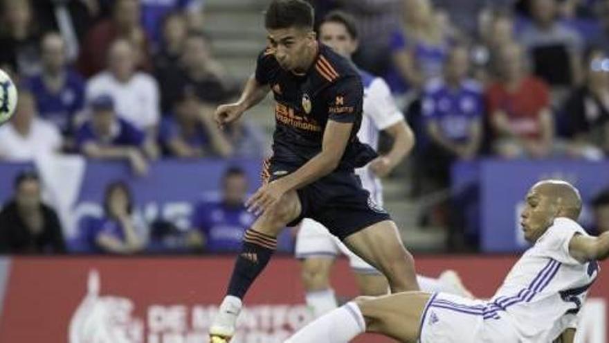 Ferran Torres chuta con el exterior de la bota ante el defensa Belalouane, ayer en el King Power Stadium.