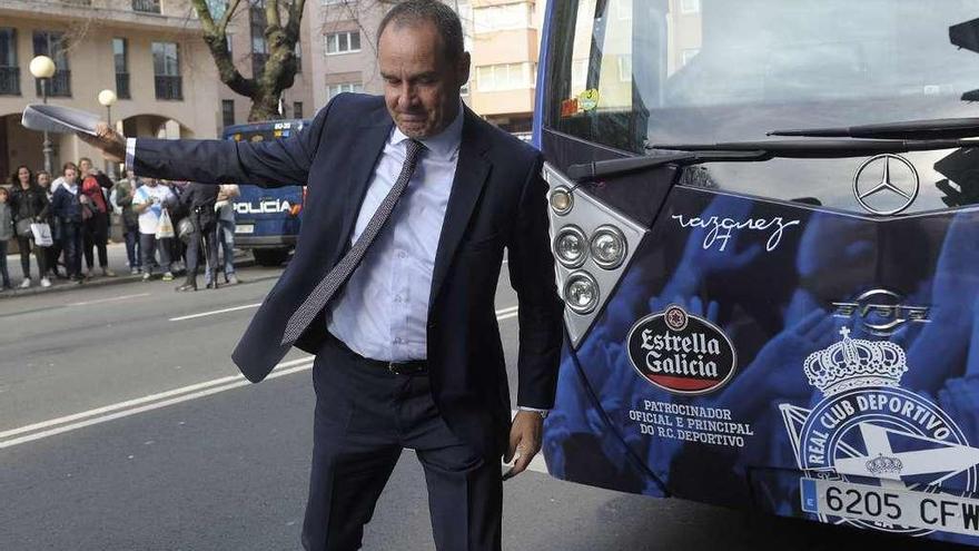 Víctor Fernández, a su llegada a Riazor antes del partido contra el Córdoba en abril de 2015.