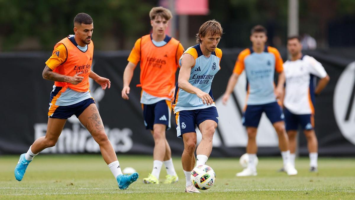 Luka Modric y Dani Ceballos disputan un balón en un entrenamiento del Real Madrid en Chicago durante su gira de EEUU.