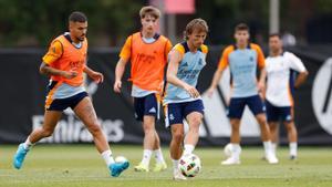 Luka Modric y Dani Ceballos disputan un balón en un entrenamiento del Real Madrid en Chicago durante su gira de EEUU.
