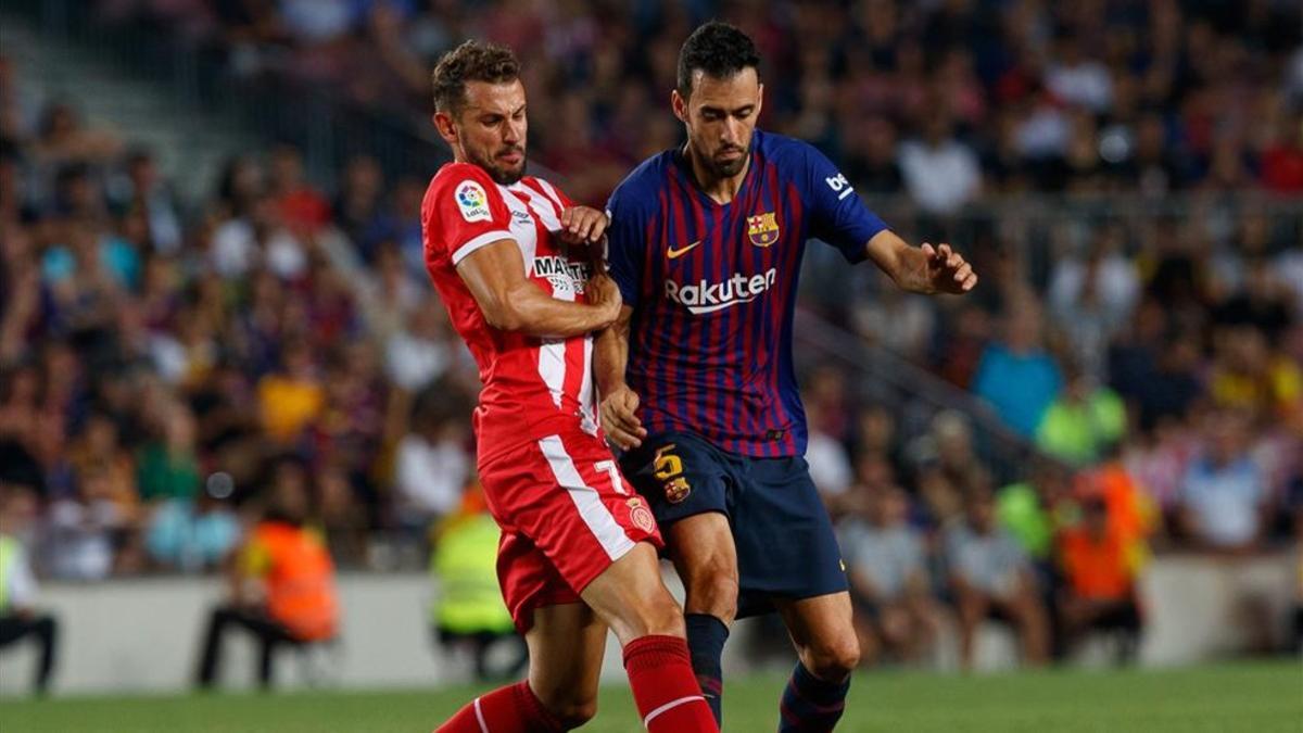 Sergio Busquets disputa un balón con Cristhian Stuani