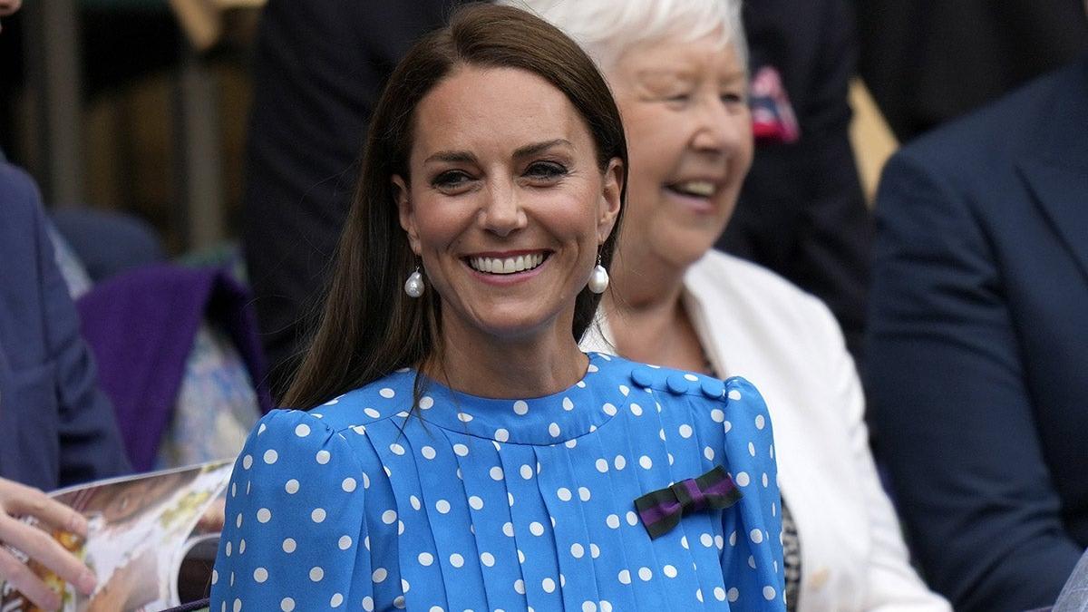 Kate Middleton con vestido de lunares azul en Wimbledon