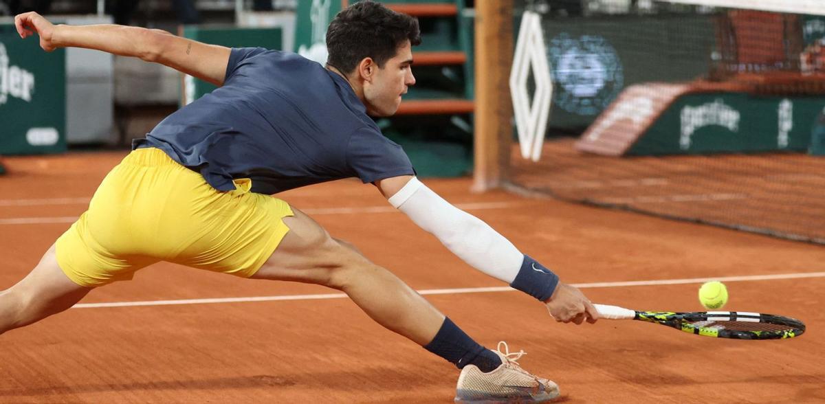 Alcaraz es llueix davant Tsitsipasi Djokovic abandona lesionat