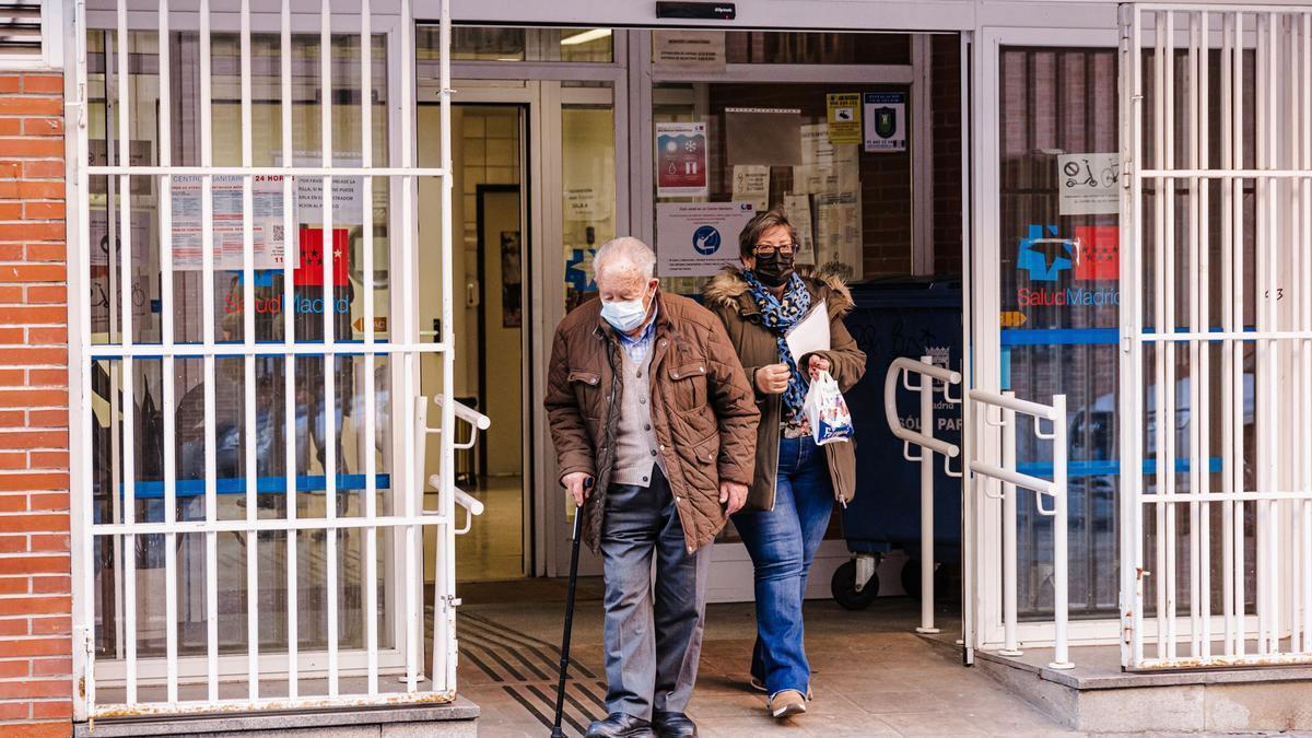 Un hombre con mascarilla en un centro de salud.