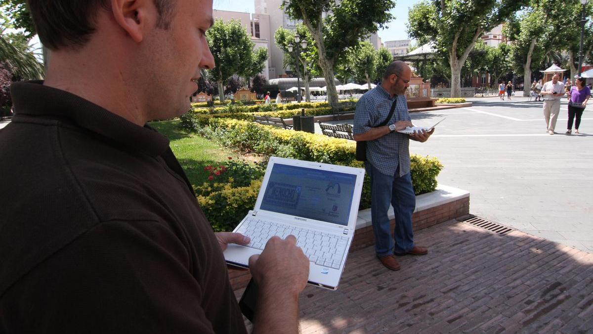Los ciudadanos se conectan a una red wifi en el paseo de San Francisco en una imagen de archivo.