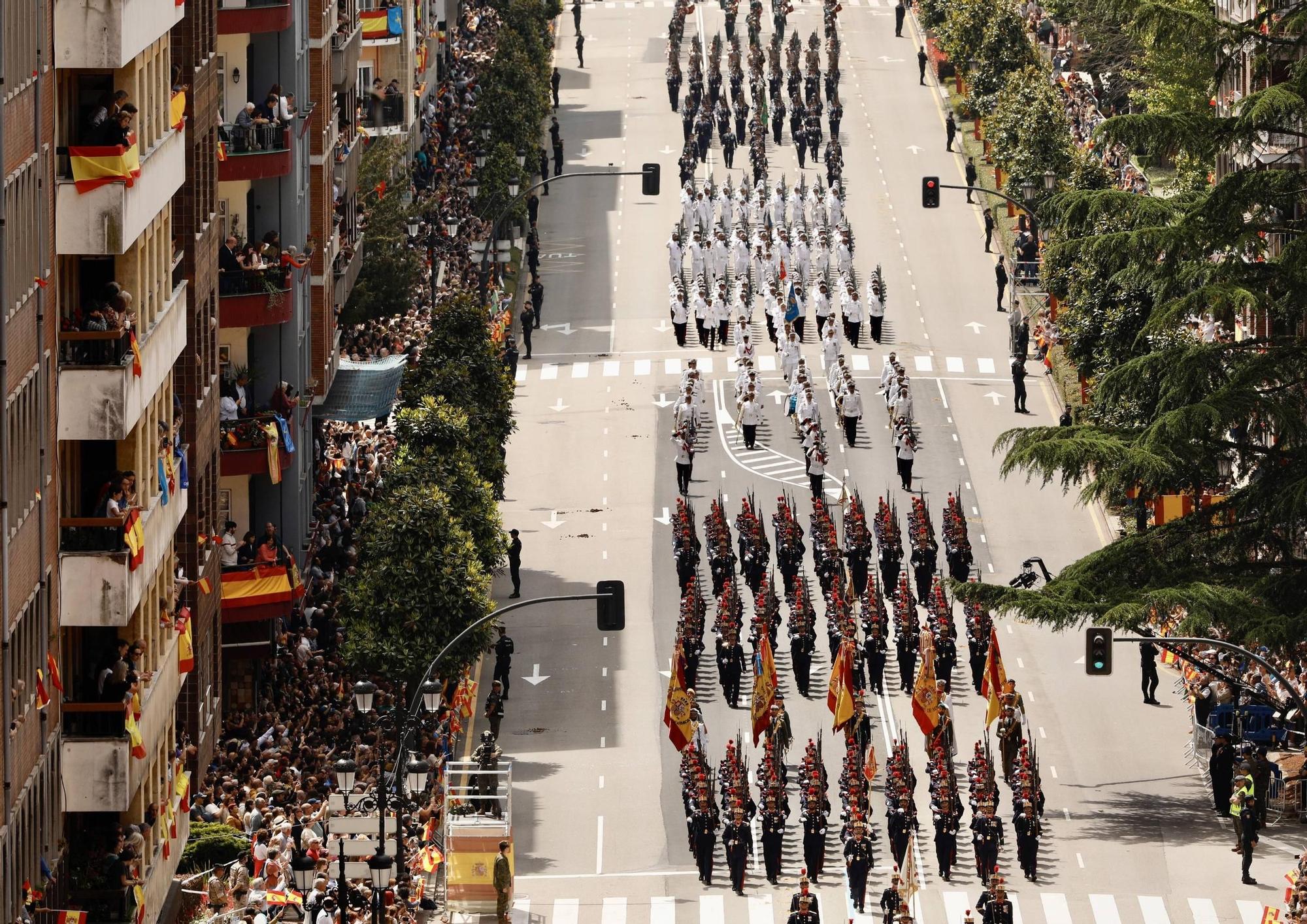 EN IMÁGENES: Así fue el multitudinario desfile en Oviedo por el Día de las Fuerzas Armadas