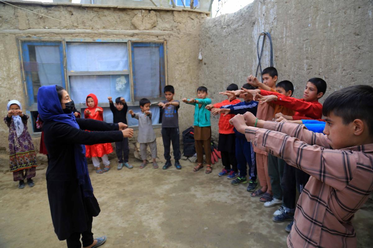 Unas hermanas afganas enseñan el arte del circo a niños en Kabul