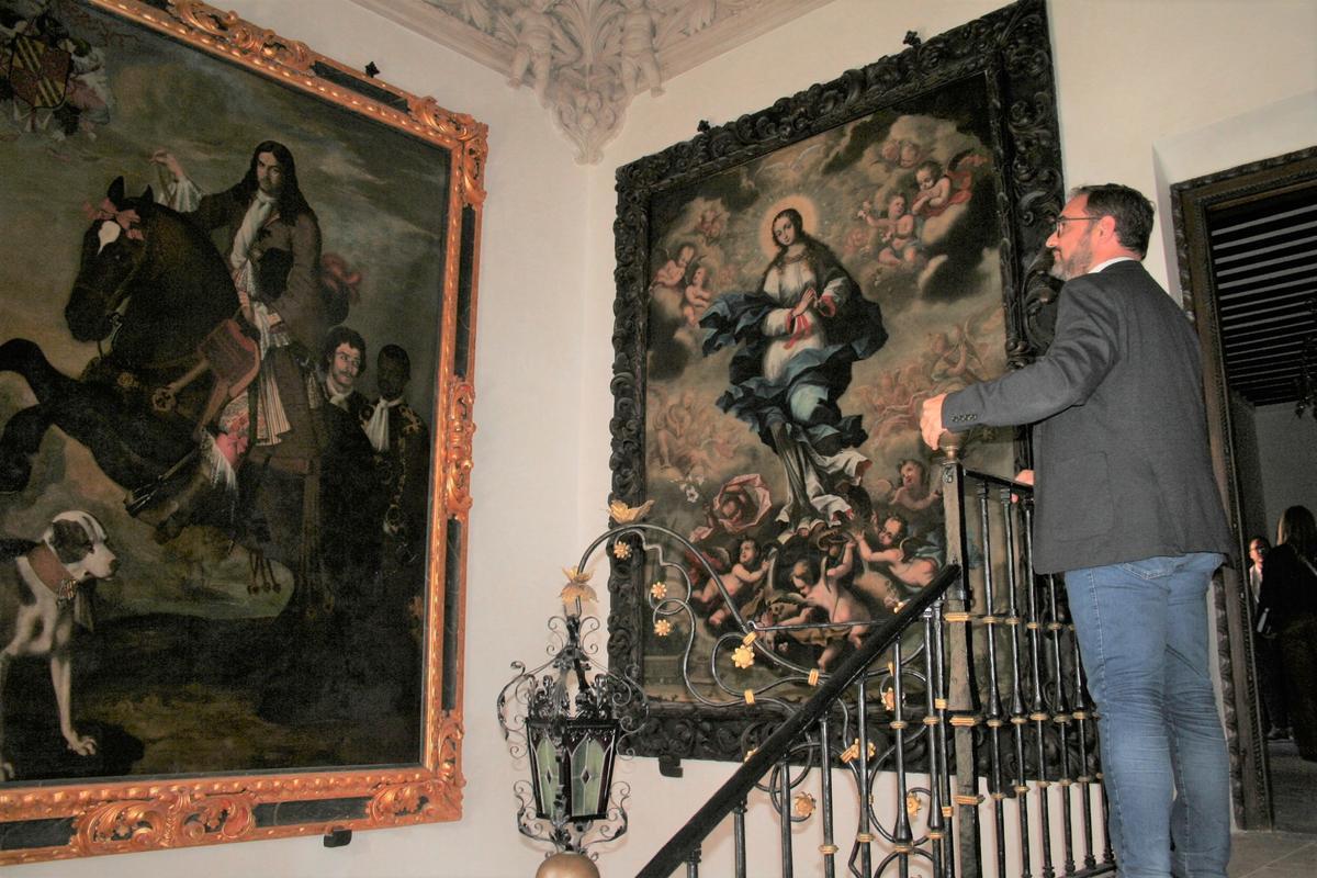 El alcalde, Diego José Mateos, en la escalera del Palacio de Guevara frente al cuadro de don Juan de Guevara y el de la Inmaculada.