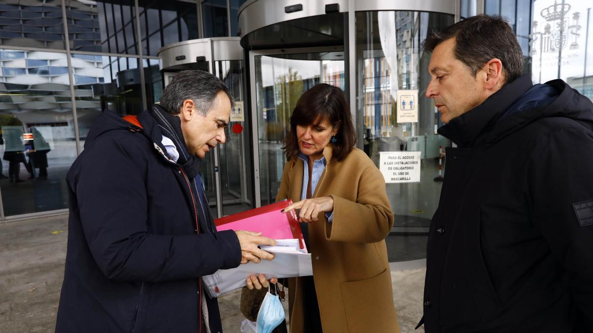 Xavier de Pedro, demandante, junto a Elena Allué y Carlos Sánchez, alcalde de Montalbán, en los juzgados.