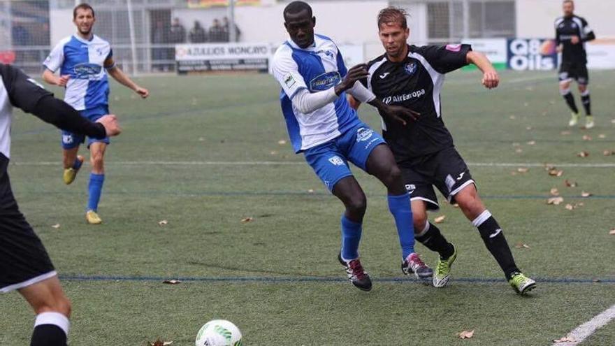 David Sánchez lucha con un adversario en el partido.