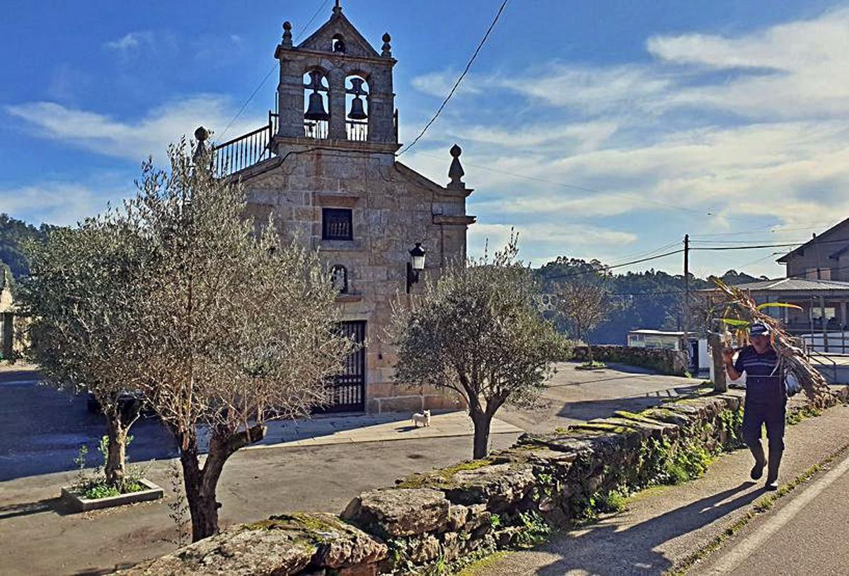 Atrio del templo parroquial de Candeán.