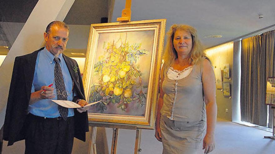 Camilo Camaño y Martine Allart-Boquet con uno de los cuadros.