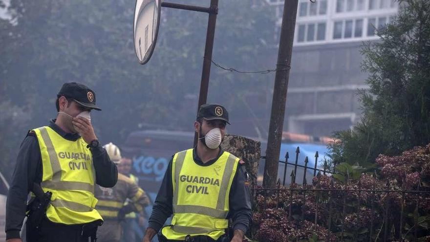 Efectivos de la Guardia Civil en Pieles, San Cristovo de Cea, donde se decretó nivel 2 . // Brais Lorenzo