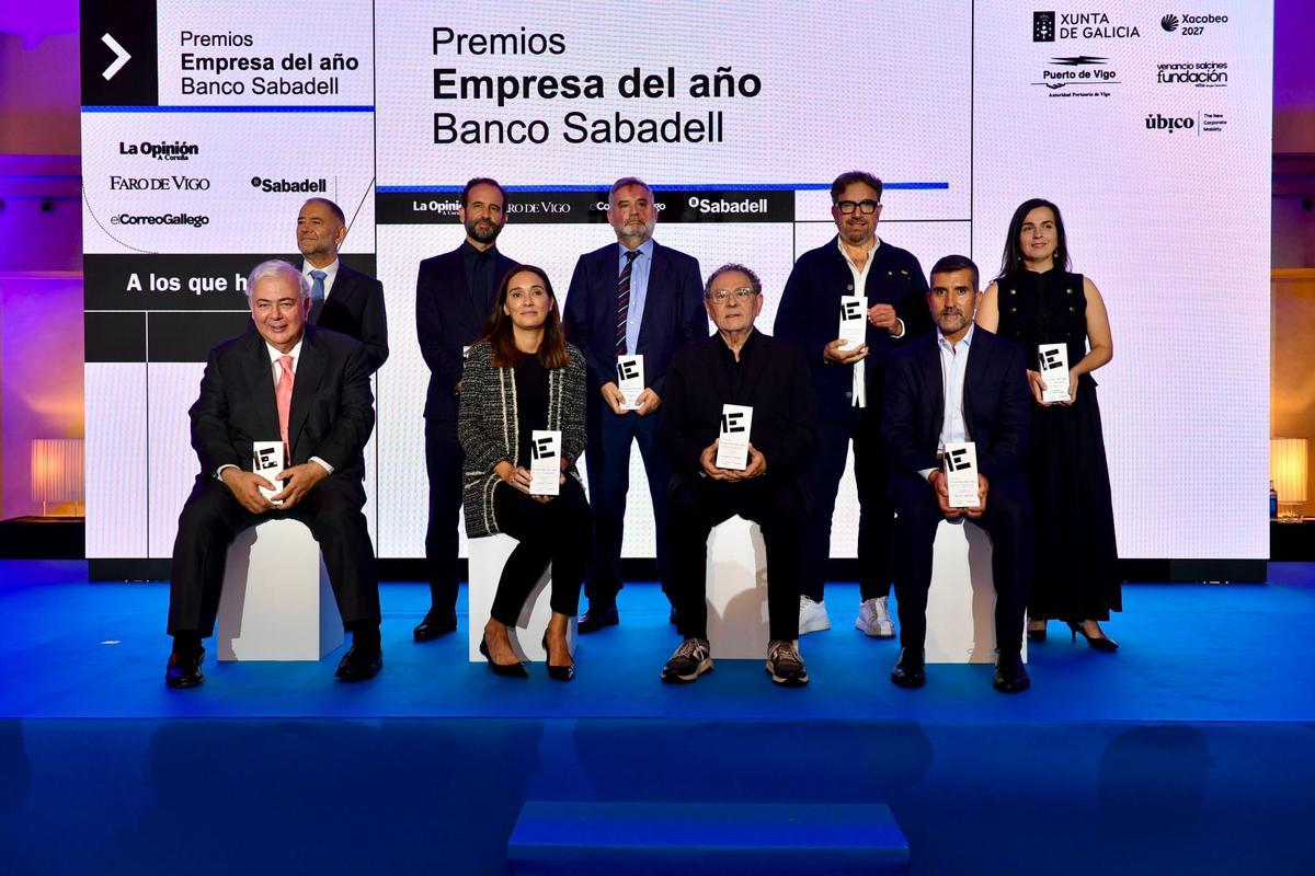 Los empresarios y empresarias premiados en los galardones Empresa del Año Banco Sabadell posan, esta noche, al concluir la gala en el hotel NH Collection Finisterre, en A Coruña.