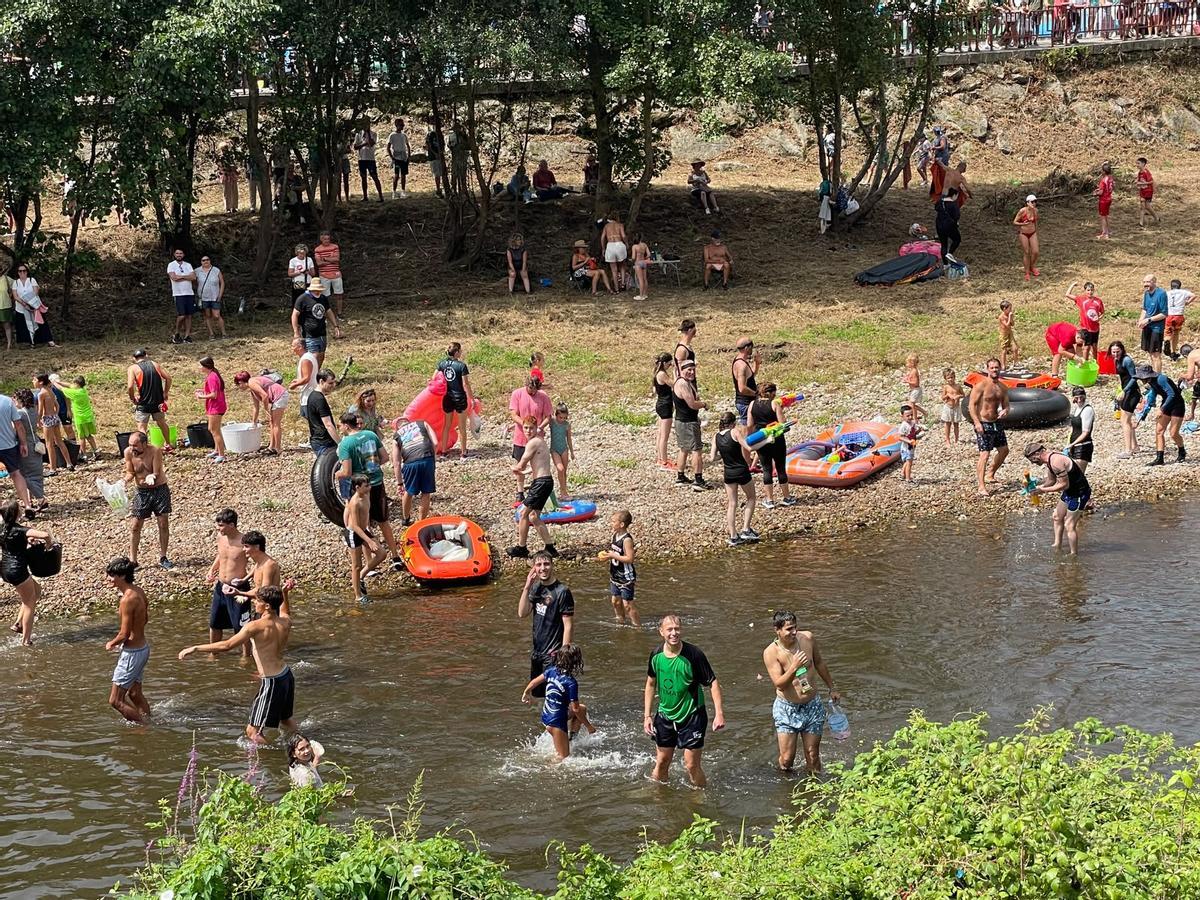En imágenes: El Descenso Folclórico del Río Esva, en Trevías, reúne a más de doscientas personas