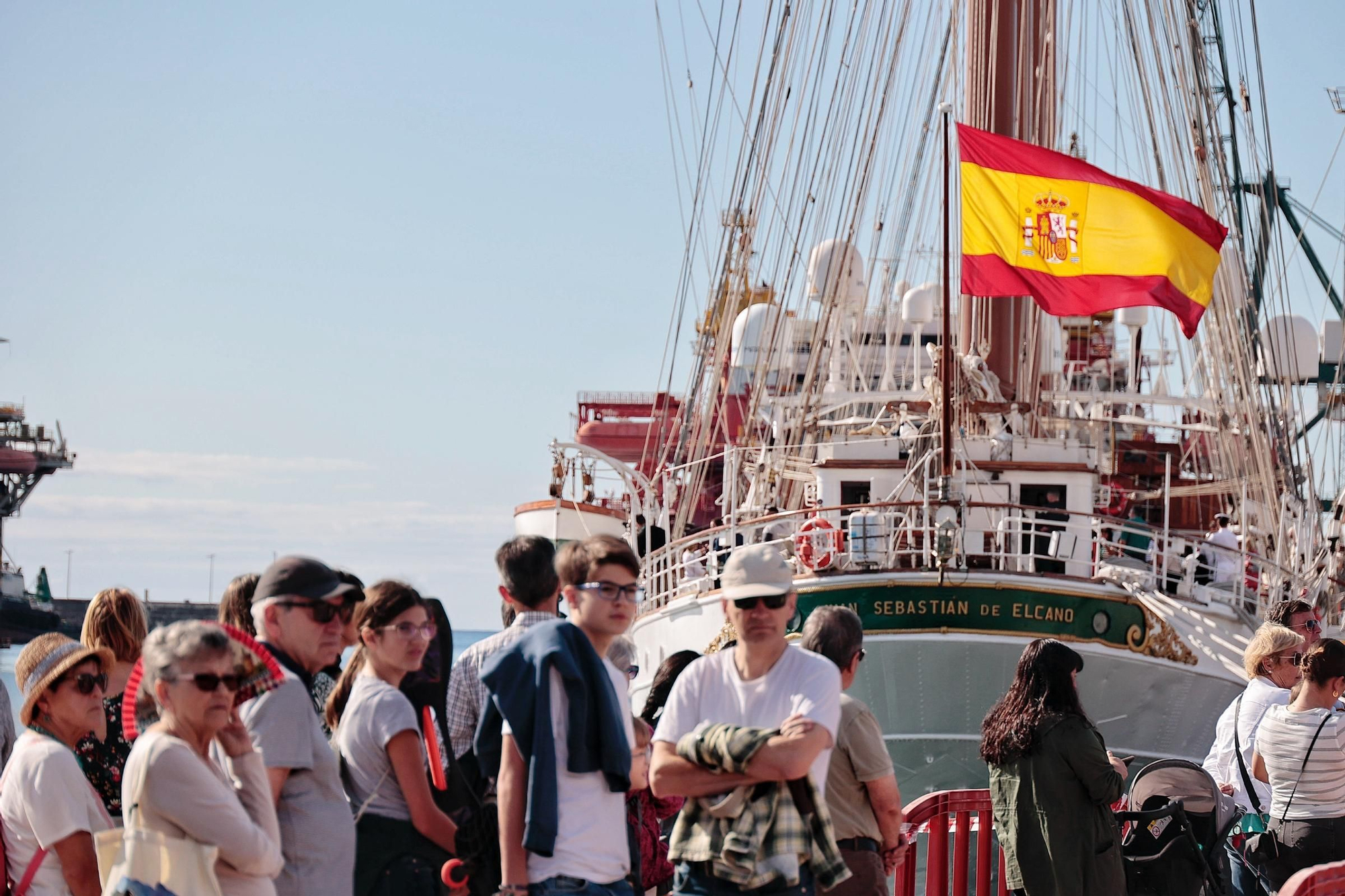 Queues outside the Juan Sebatián Elcano, the ship on which Princess Leonor was trained
