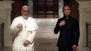 John Malkovich (izquierda) y Jude Law en ’The new Pope’.