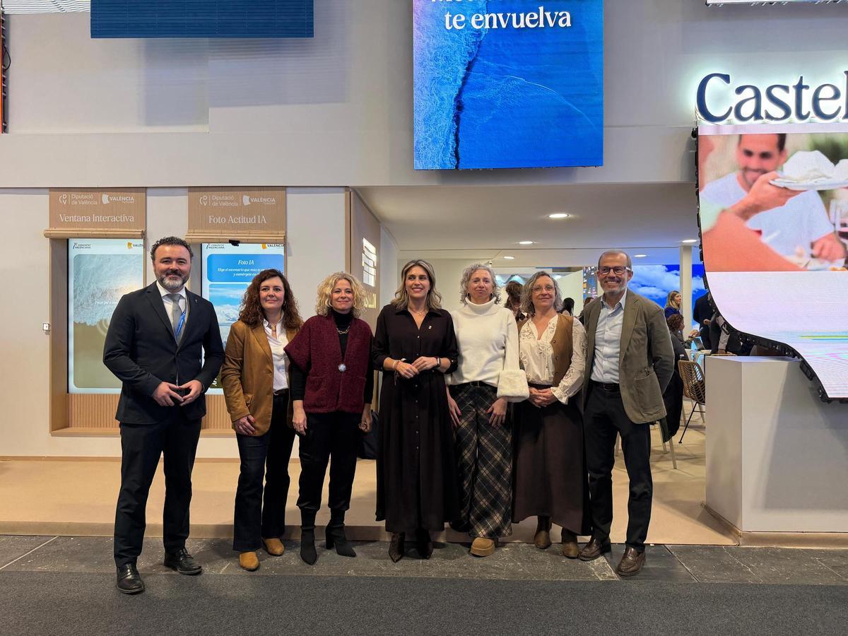 La alcaldesa de Cabanes, Virginia Martí, con la delegación del municipio y Marta Barrachina.