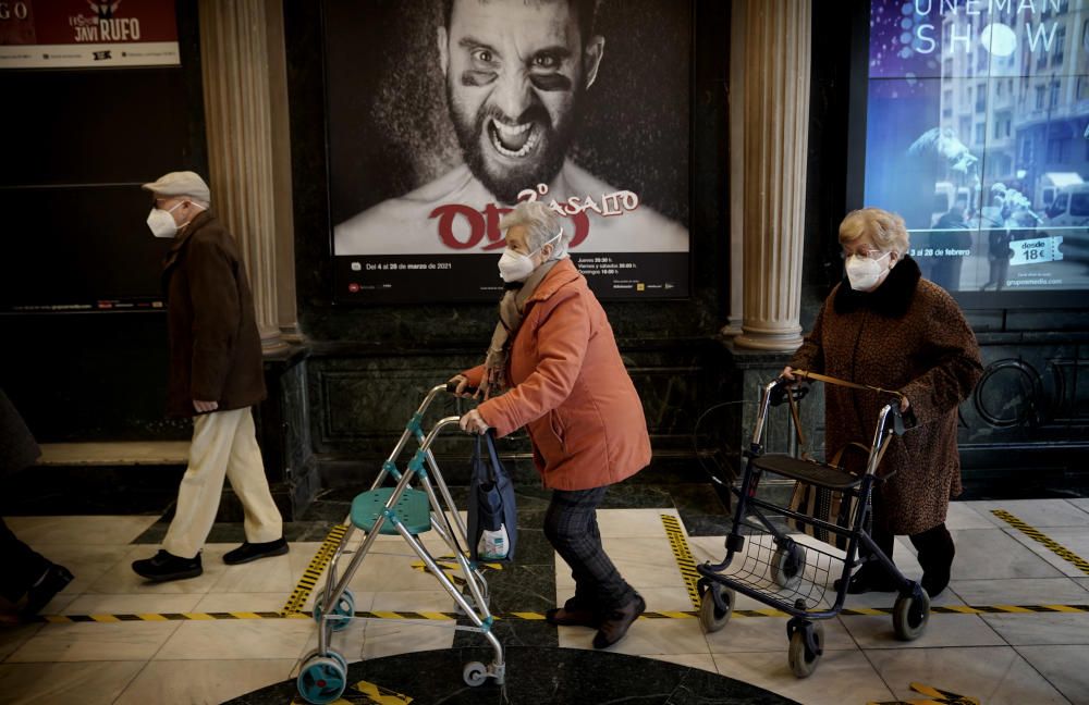 Volver al teatro tras la vacuna: mayores inmunizados acuden a una función en Madrid