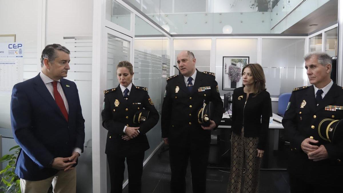 El consejero de la Presidencia de la Junta, Antonio Sanz, con los responsables de la Policía Autonómica en Córdoba.
