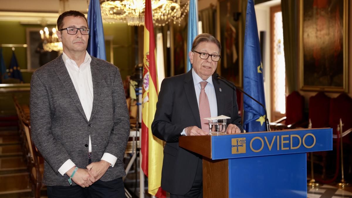 El Alcalde de Oviedo, a la derecha, con José Luis Costillas.