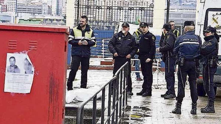 El cuerpo del joven, ayer, sobre el muelle de la dársena.  // V. Echave