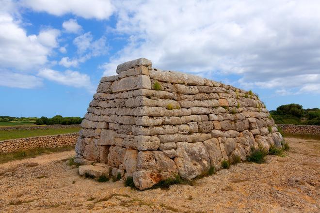 La Naveta des Tudons es esta imponente construcción funeraria utilizadas a lo largo de 5 siglos