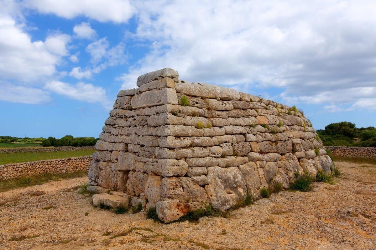 La Naveta des Tudons es esta imponente construcción funeraria utilizadas a lo largo de 5 siglos