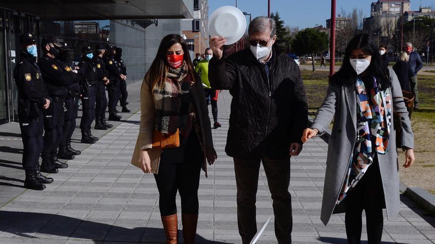 El presidente de la CEOE en Castilla y León, Santiago Aparicio (centro),  en Valladolid en la protesta de la hostelería.