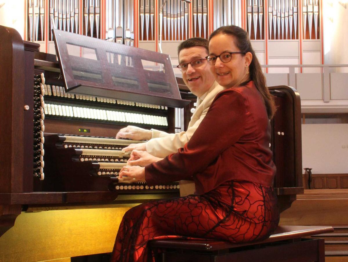 Das Orgel-Duo Iris und Carsten Lenz.
