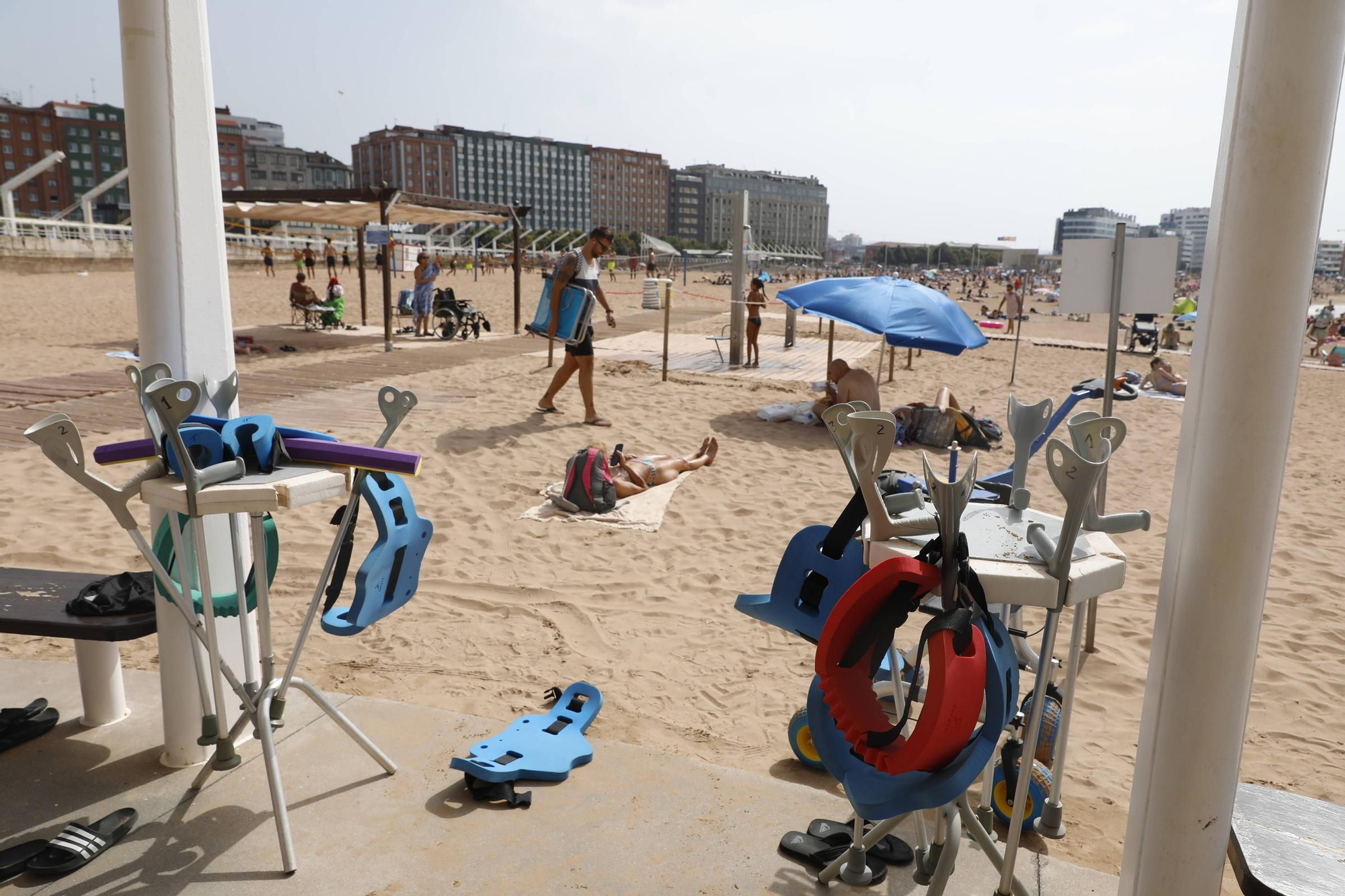 Así funciona el servicio para personas con discapacidad en la playa de Poniente (en imágenes)