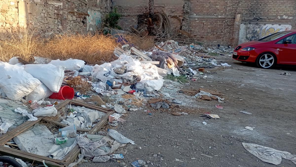 Escombros en uno de los solares, el mes pasado, junto a la calle López Pinto.