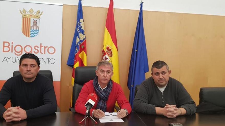 Los dirigentes del Bigastro y, a la derecha, el concejal de Deportes en su comparecencia este miércoles en el Ayuntamiento.